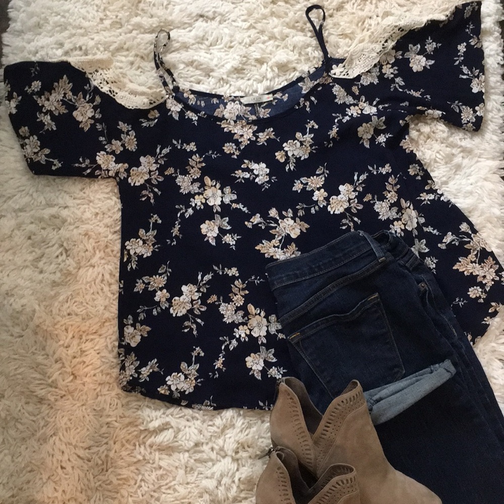 Le Lis EUC cold shoulder top